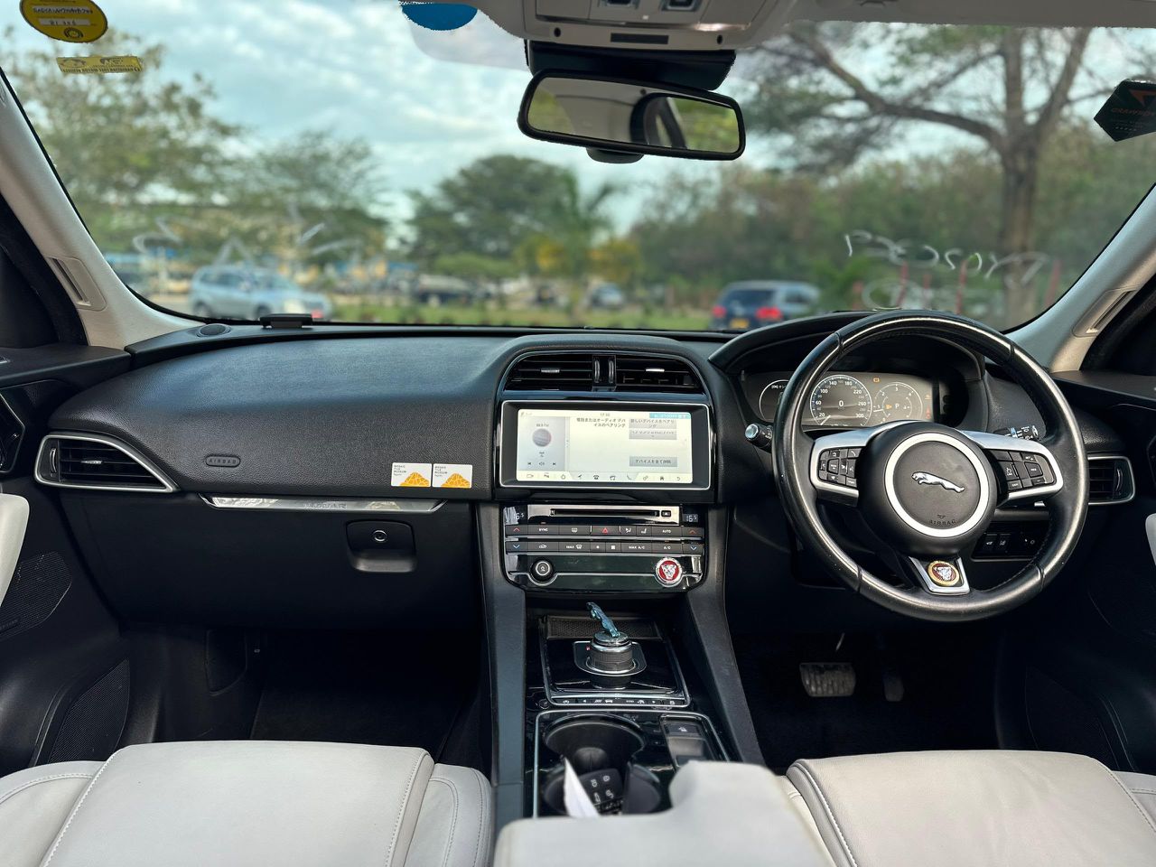 JAGUAR F-PACE thumbnail 4